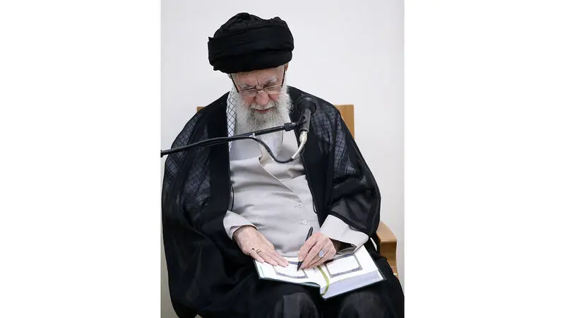 حضرت آیت‌الله خامنه‌ای رهبر معظم انقلاب اسلامی ظهر امروز در دیدار خانواده‌های شهدای نیروی پدافند هوایی ارتش
