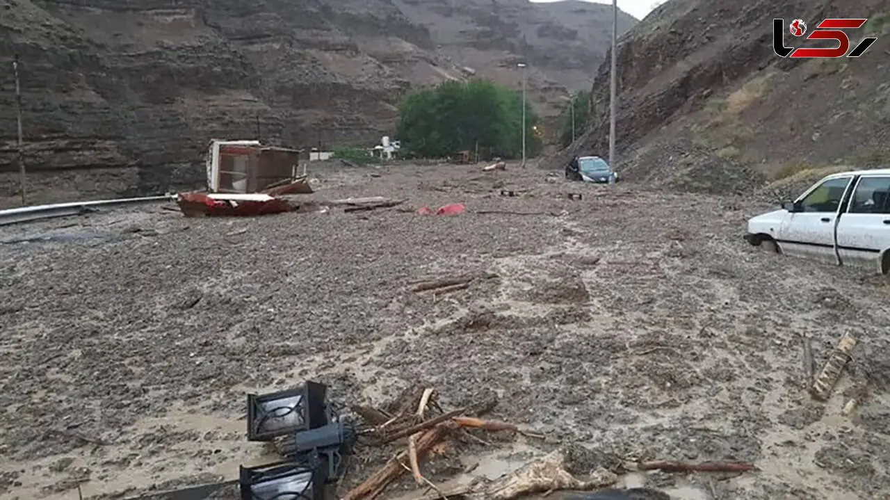 ببینید / وضعیت وحشتناک یک سمند در سیل جاده چالوس + فیلم