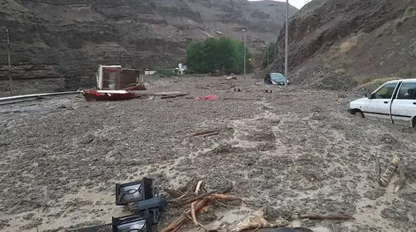 ببینید / وضعیت وحشتناک یک سمند در سیل جاده چالوس + فیلم