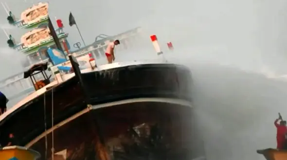 آتش سوزی هولناک در موتور لنج باری در بندر گناوه + فیلم 16 ساعت تلاش امدادگران