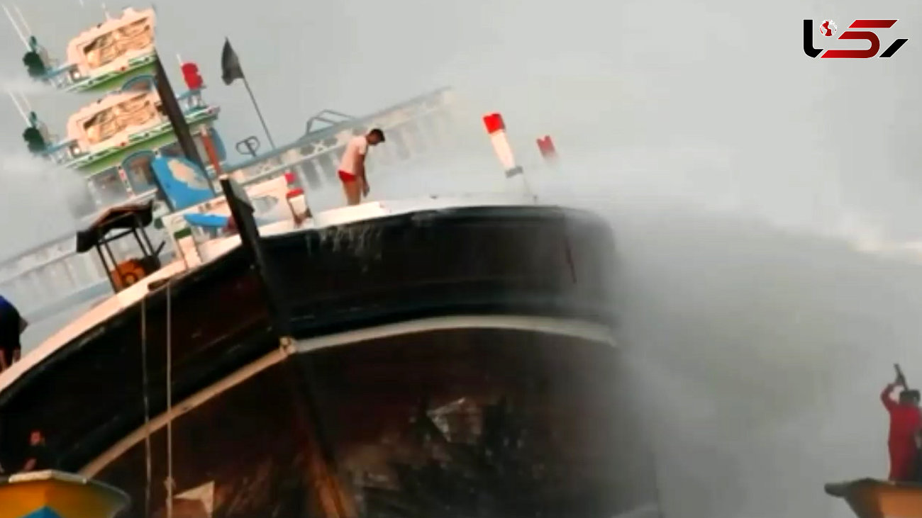 آتش سوزی هولناک در موتور لنج باری در بندر گناوه + فیلم 16 ساعت تلاش امدادگران