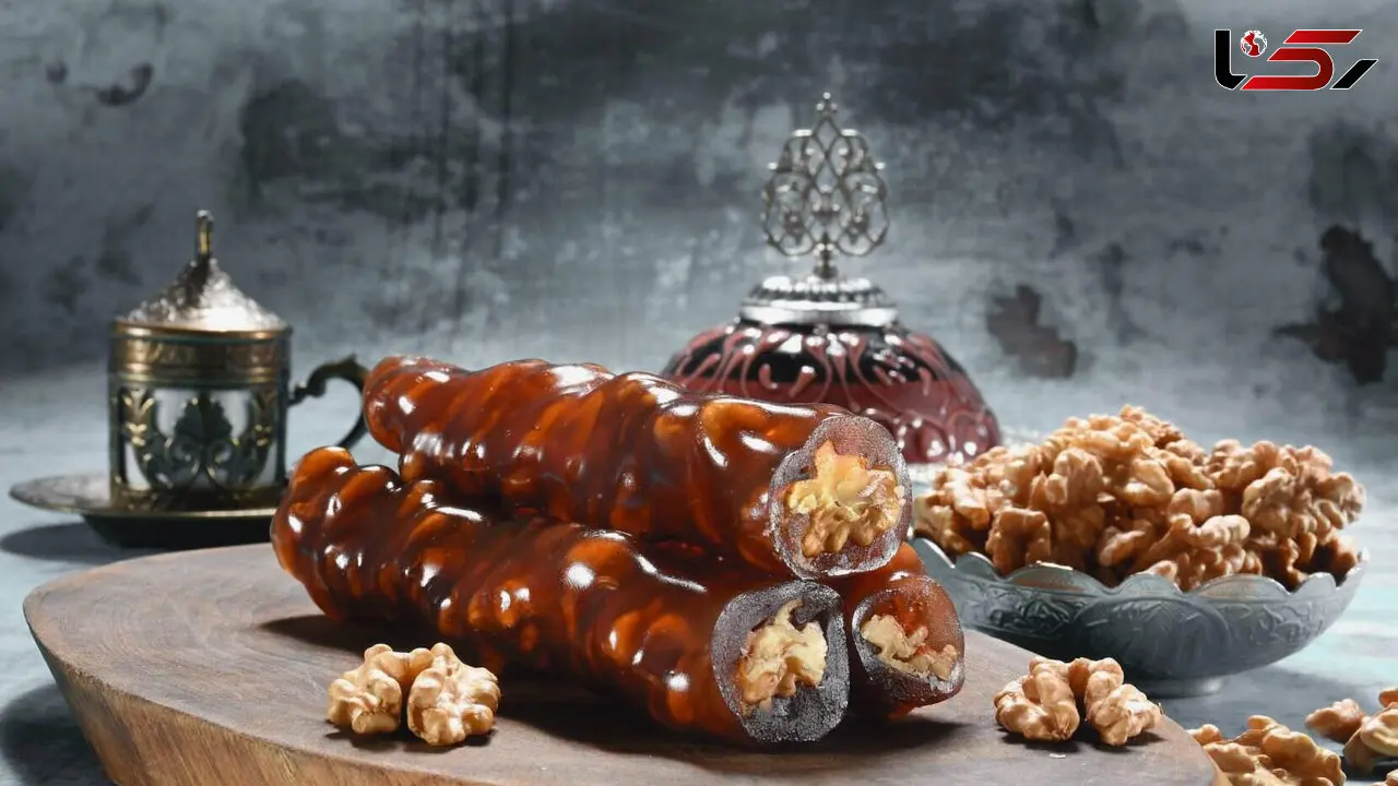 طرز تهیه سوجوک گردویی خانگی؛ شیرینی سنتی با گردو و شیره انگور