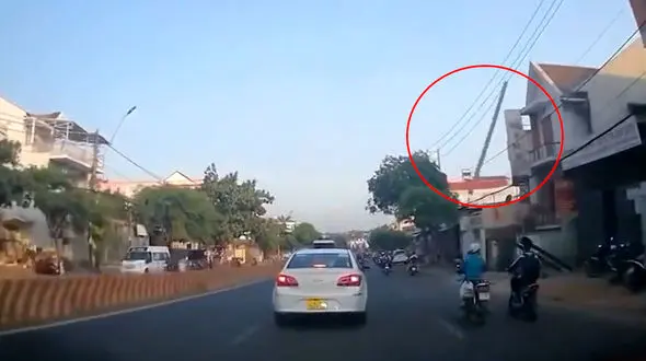 ببینید / کلاه ایمنی جان مرد موتور سوار را نجات داد