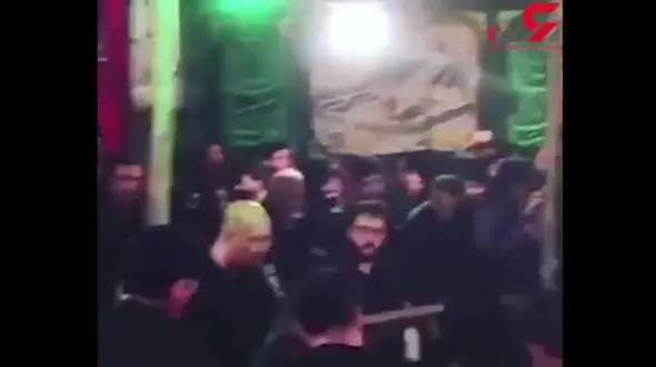 مداحی صداپیشه جناب‌خان در مجلس عزاداری امام حسین‌(ع) +فیلم