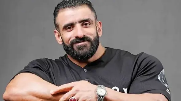 عکس ها / نگاهی به چیدمان شاهانه و اصیل ایرانی خانه هادی چوپان/ از مبلمان سلطنتی  تا فرش ایرانی تا قفسه های پر از مدال گرگ ایرانی