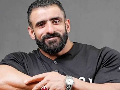 عکس ها / نگاهی به چیدمان شاهانه و اصیل ایرانی خانه هادی چوپان/ از مبلمان سلطنتی  تا فرش ایرانی تا قفسه های پر از مدال گرگ ایرانی