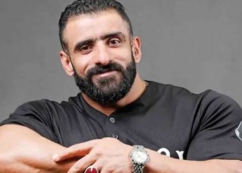 عکس ها / نگاهی به چیدمان شاهانه و اصیل ایرانی خانه هادی چوپان/ از مبلمان سلطنتی  تا فرش ایرانی تا قفسه های پر از مدال گرگ ایرانی