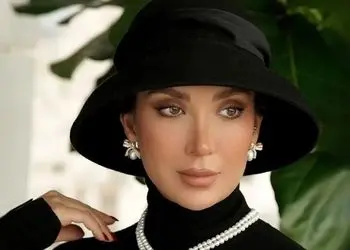 عکس/ خوش گذرانی مینا مختاری، همسر مدل و بلاگر بهرام رادان با عاقد مراسم عقدش در یک کافه لاکچری