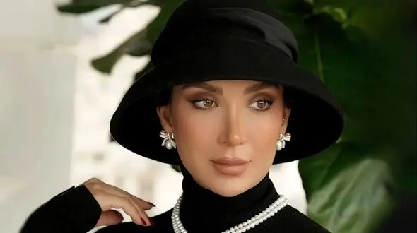 عکس/ خوش گذرانی مینا مختاری، همسر مدل و بلاگر بهرام رادان با عاقد مراسم عقدش در یک کافه لاکچری