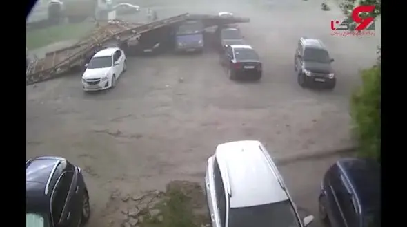 طوفان ساختمان را روی ماشین ها خراب کرد + فیلم