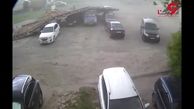 طوفان ساختمان را روی ماشین ها خراب کرد + فیلم