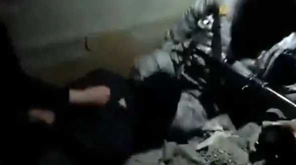 فیلم لحظه بازداشت یک مرد تا دندان مسلح که به بیابان های تاریک فرار کرده بود / شانس آوردیم اسلحه اش گیر کرد