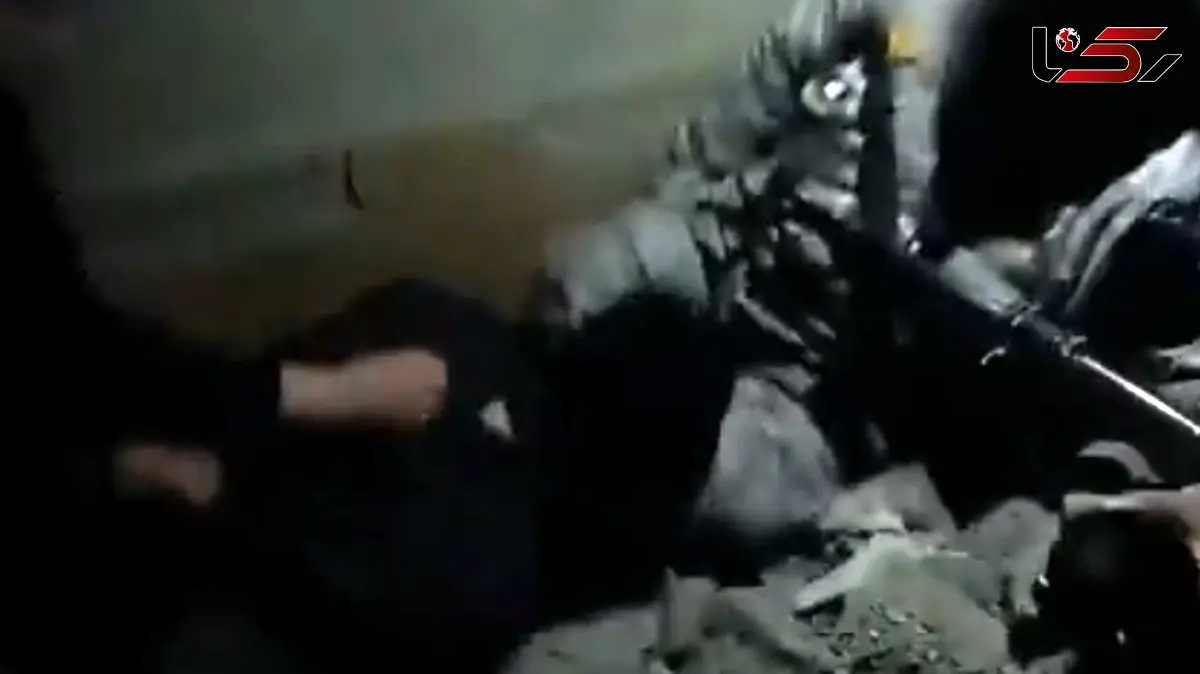 فیلم لحظه بازداشت یک مرد تا دندان مسلح که به بیابان های تاریک فرار کرده بود / شانس آوردیم اسلحه اش گیر کرد