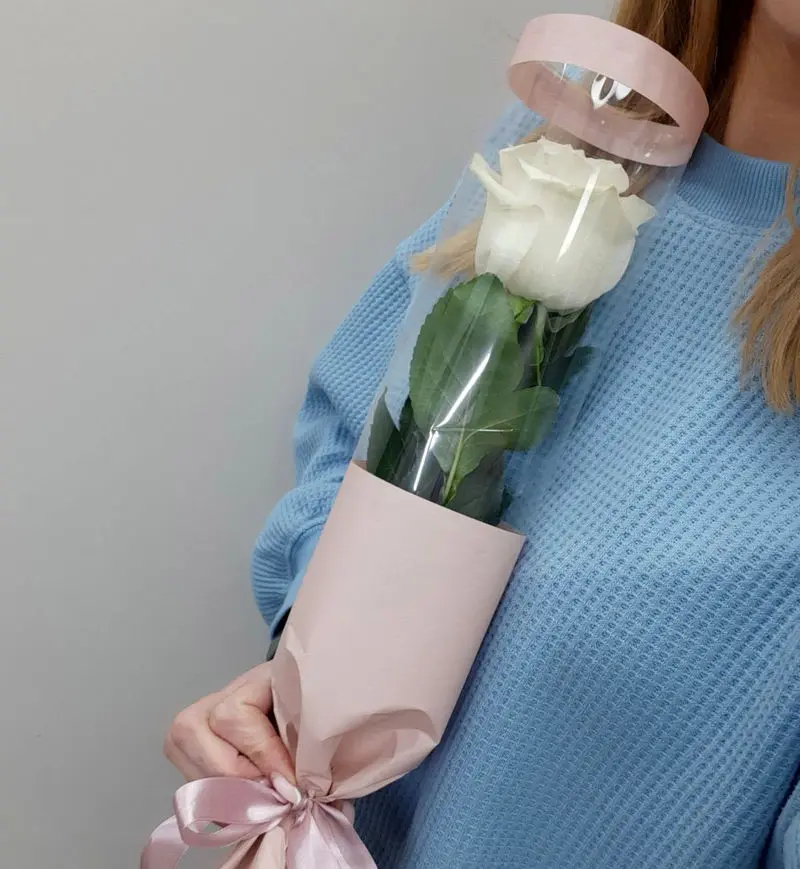 تزیین یک شاخه گل رز آبی