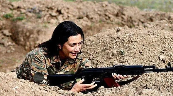 همسر نخست وزیر ارمنستان دست به اسلحه شد