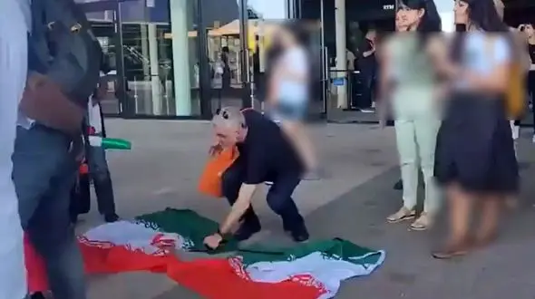 فیلم هتک حرمت پرچم ایران در لیگ ملت های والیبال / ختم غائله با غیرت یک ایرانی