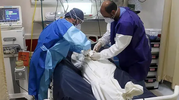  عکس کفن کردن کشته های کرونایی روی تخت بیمارستان مشهد / 800 کشته در یک روز! +  فیلم