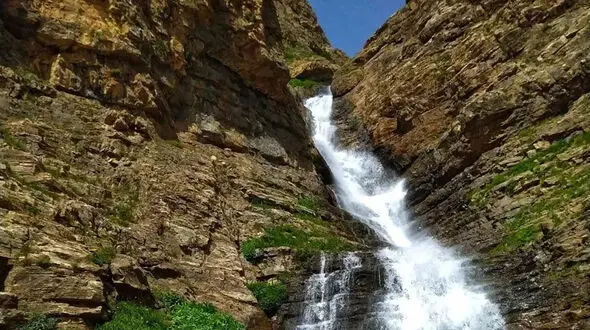 ببینید /  آبشار سیاه چشمان/ آبشاری زیبا در دل ارتفاعات چالوس + فیلم 
