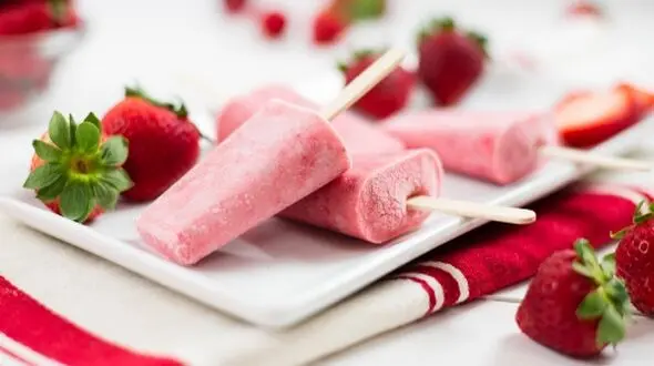 آموزش درست کردن بستنی ژله‌ای توت فرنگی با طعمی بی‌نظیر