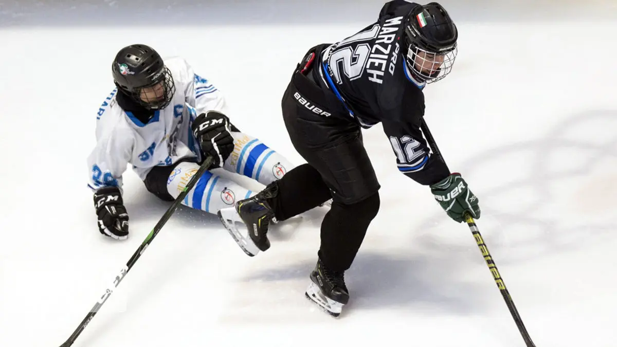 تمرین سخت و متفاوت بازیکن هاکی / توپ در برابر موانع