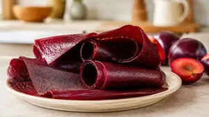 طرز تهیه لواشک آلوی خانگی؛ ترش‌ و شیرین، خوشرنگ و آنقدر خوشمزه که نمی‌ شود دست از آن کشید!