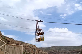 فیلم تله کابینی که برای مرمت قلعه دختر فیروزآباد؛ مصالح جا به جا می کند /80 درصد مرمت قلعه دختر انجام شده است