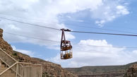 فیلم تله کابینی که برای مرمت قلعه دختر فیروزآباد؛ مصالح جا به جا می کند /80 درصد مرمت قلعه دختر انجام شده است