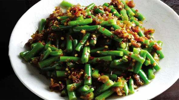 لوبیا سبز با عطر سیر و زنجبیل یک غذای فوری