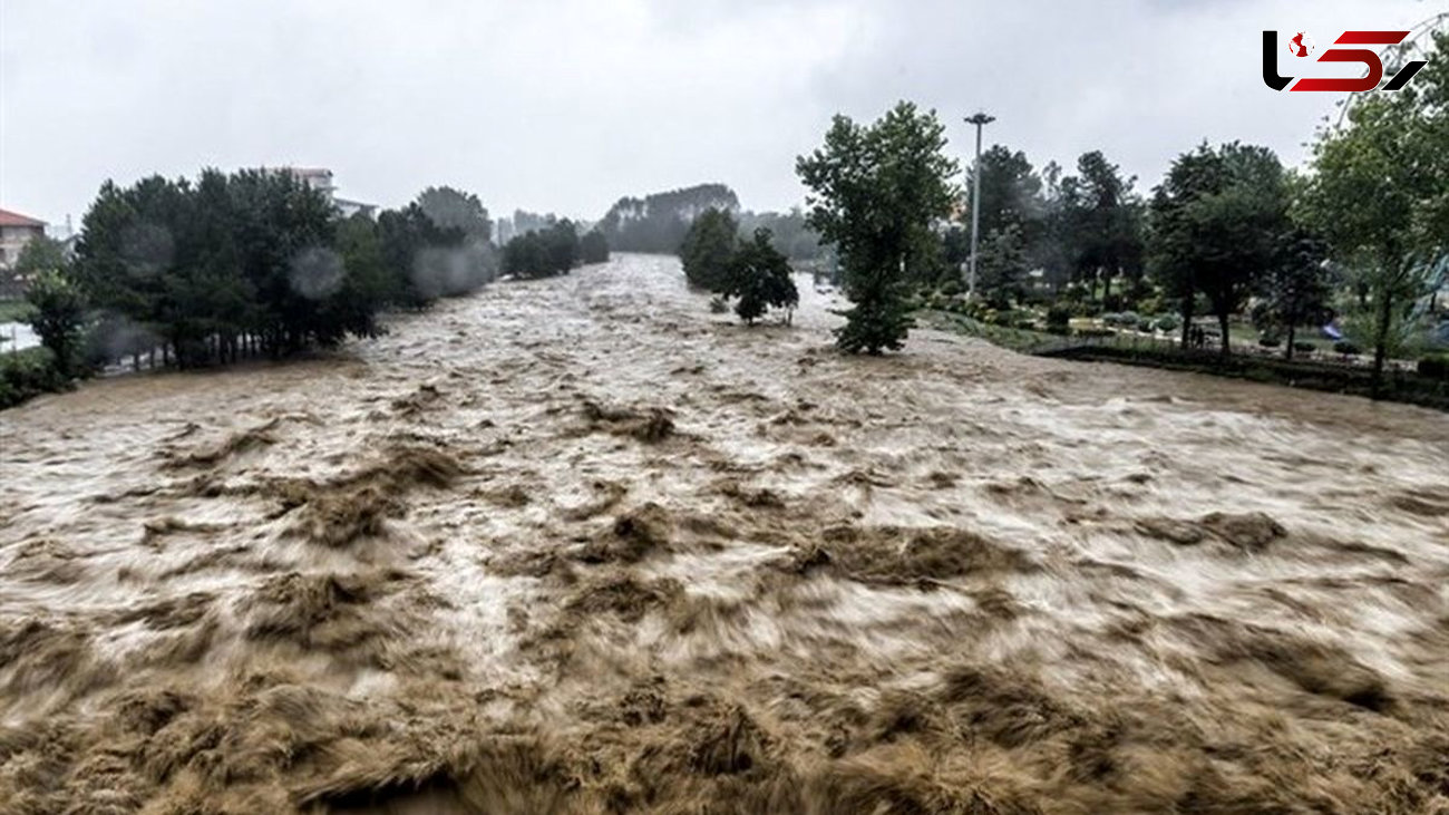 باران رگباری رودخانه پلنگ آبرود را طغیانی کرد / فیلم لحظه تخریب پل را ببینید