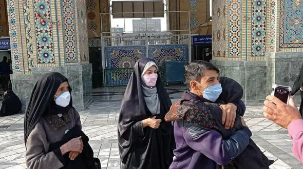 عکس لحظه دیدار مادر و پسر گمشده بعد از 15 سال در حرم امام رضا(ع)