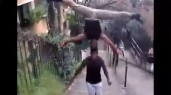 حرکت باورنکردنی و نفسگیر 2 جوان را ببینید / سوار شدن روی سر و بالا رفتن از پله! + فیلم