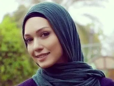 دکوراسیون شیک خانه امروزی شهرزاد کمالزاده/ لوستر طلایی، یخچال و لباسشویی سیلور، کابینت خوش رنگ و ظرف و ظروف گران قیمت خانم بازیگر باسلیقه 