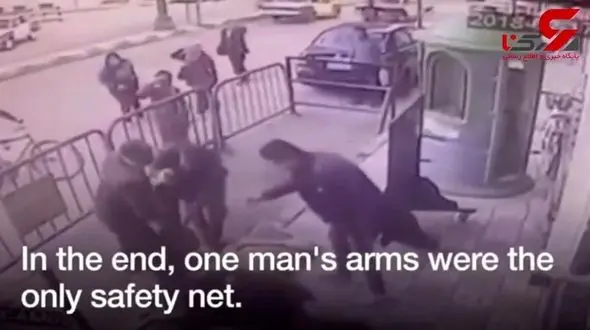 لحظه عجیبی از سقوط یک کودک از ساختمان + فیلم 