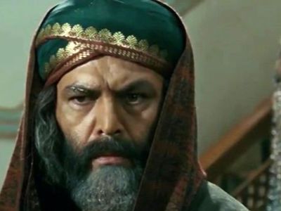 عکس؛ سفر به تاریخ؛ «مختار ثقفی» (مختارنامه) در کنار برادرش در مراسم ترحیم همسرش «عسل بدیعی»