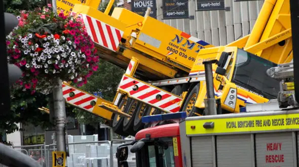 سقوط وحشتناک جرثقیل دریکی از خیابان های انگلستان + تصاویر