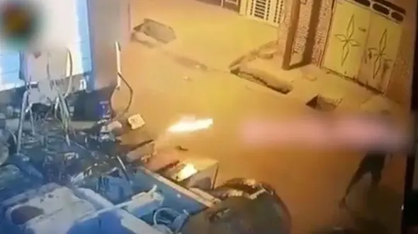 فیلم لحظه آتش زدن تریلی توسط 2 جوان نقابدار / در اهواز رخ داد