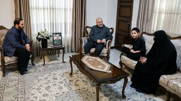 حضور قالیباف در منزل سرلشکر شهید غلامرضا محرابی