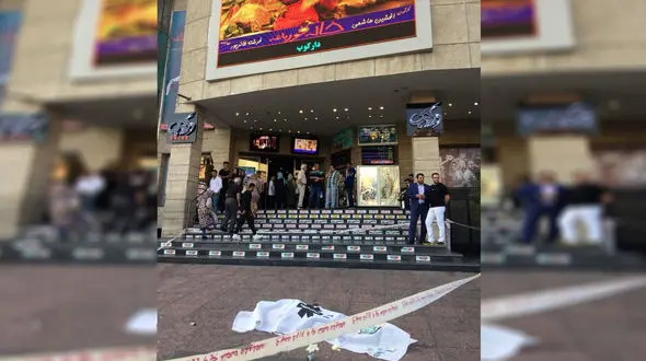 اولین تصویر از خودکشی ناگوار یک جوان در سینما آزادی 