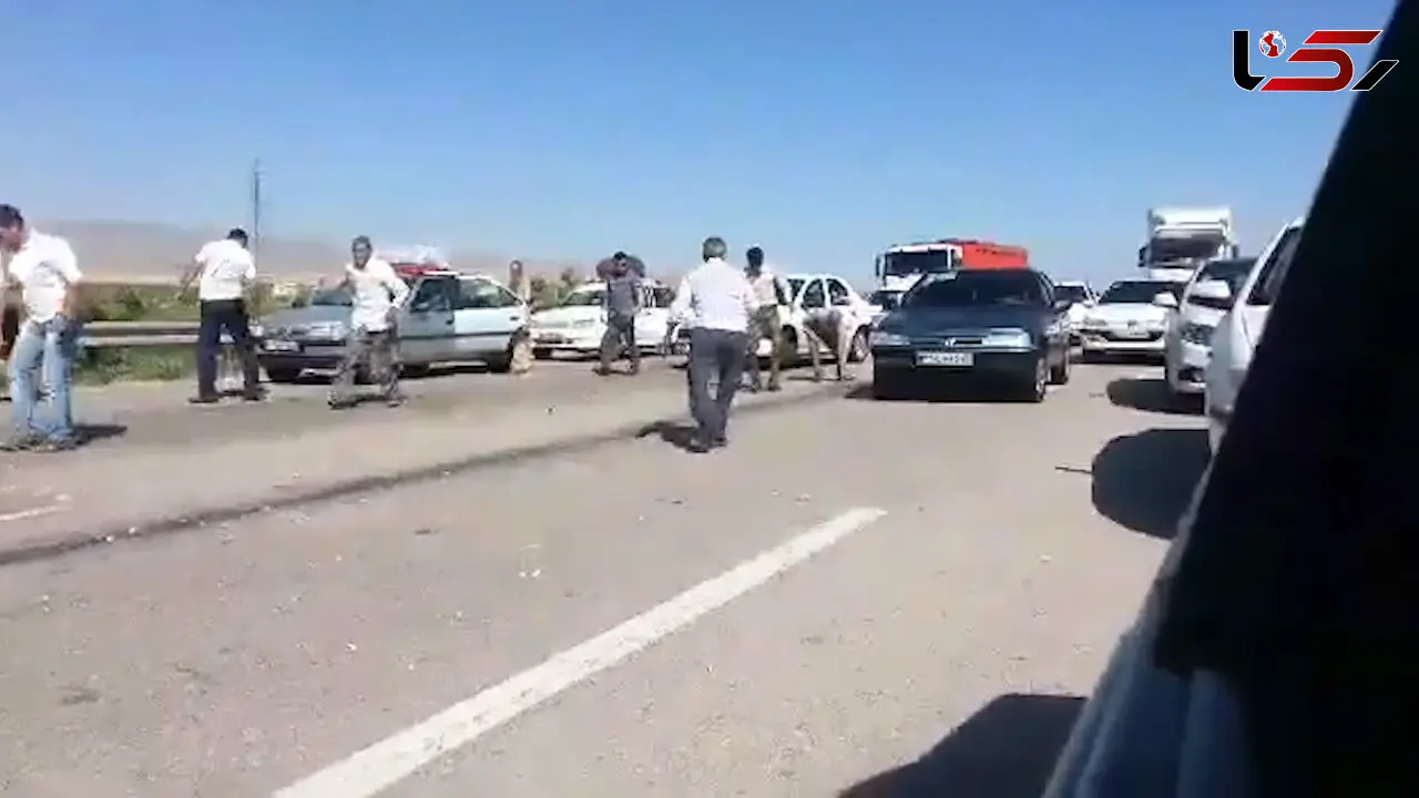 اقدام زیبای مردم در جاده زنجان قزوین +فیلم