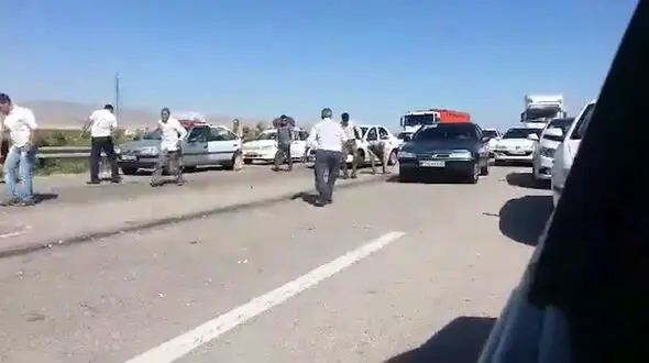 اقدام زیبای مردم در جاده زنجان قزوین +فیلم