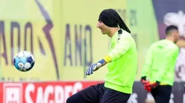 فیلم آواز شاد و رقص کردی بیرانوند وسط بازی/ گلر تراکتور وقتی جوگیر می شود!