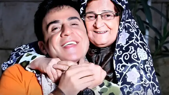 فیلم/ آخرین لحظات عمو پورنگ کنار مادر ۹۰ ساله‌اش/ قاب احساسی از یک وداع تلخ