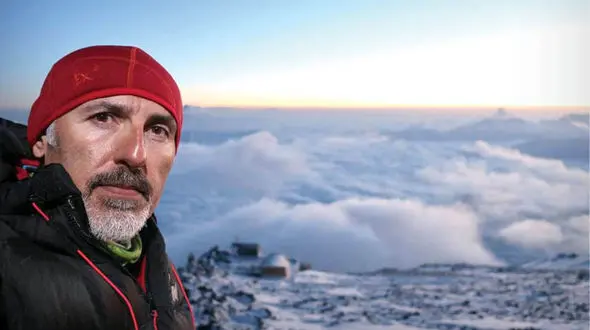 مردی ایرانی با بیماری ام‌‌اس اورست را فتح کرد