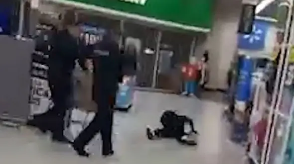 لحظه مرگ یک جوان توسط ماموران پلیس + فیلم / آمریکا