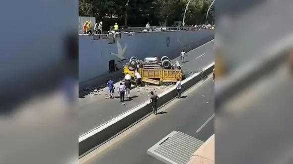 ببینید / سقوط وحشتناک کامیون حمل بار روی یک خودرو در ترکیه