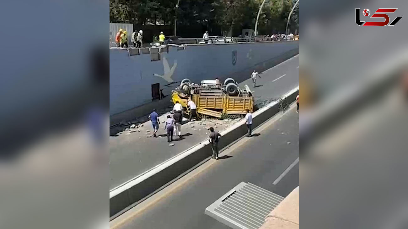 ببینید / سقوط وحشتناک کامیون حمل بار روی یک خودرو در ترکیه