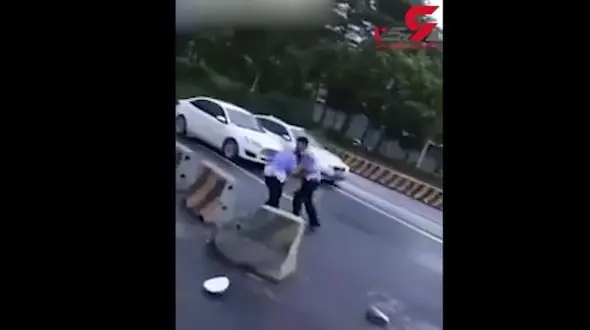 کتک کاری دو مامور پلیس در وسط خیابان + فیلم 