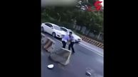 کتک کاری دو مامور پلیس در وسط خیابان + فیلم 