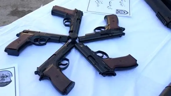 شبیخون مرزبانی کرمانشاه به قاچاقچیان سلاح/ ۵۲ کلت کمری و شکاری کشف شد