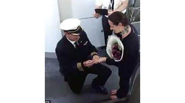 خواستگاری خلبان از مسافر زن در پرواز + عکس